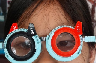 LÀM GÌ KHI CON BẠN MẮC TẬT KHÚC XẠ VIỄN THỊ BẨM SINH?